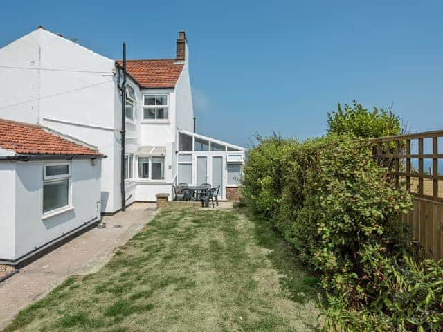 Large enclosed lawned garden | Marion&rsquo;s Sea View, Overstrand, Cromer