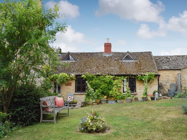 Grade II listed holiday cottage in a pleasant village location | Picket Piece Cottage, Chadlington, near Chipping Norton