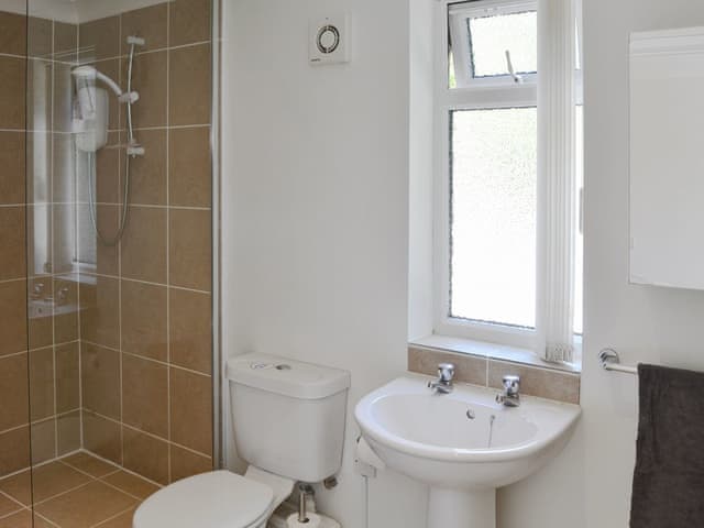 En-suite wet room | Greenhaven Lodge, Rackheath, near Wroxham