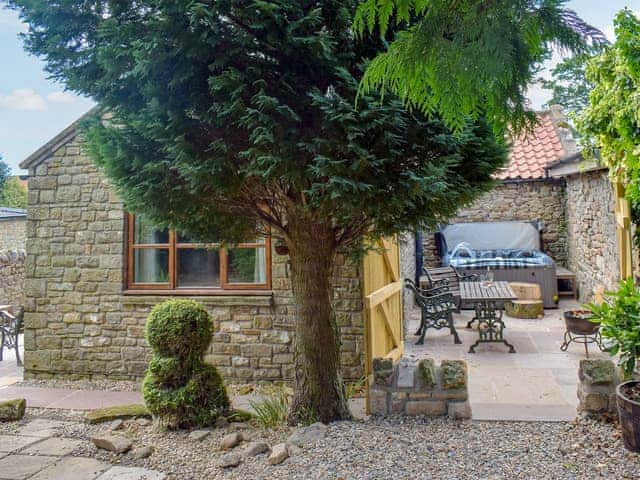 Excellent accommodation with private hot tub/ patio area | Tavern Cottage - Tavern Cottages, Newsham, near Richmond