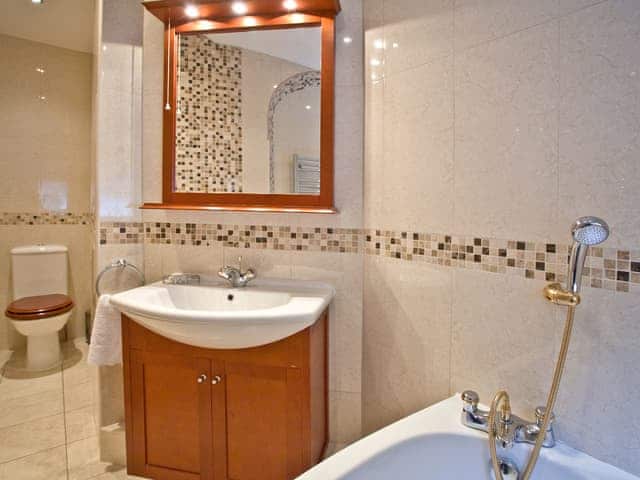 Bathroom | Ocean Shangri-La - Bay Fort Mansions, Torquay