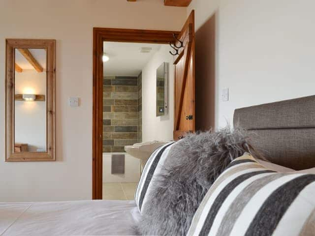 Twin bedroom with en-suite | The Granary - Brockholme Barns, Hornsea