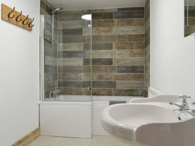 En-suite bathroom | The Granary - Brockholme Barns, Hornsea