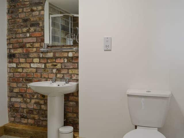 Shower room | The Granary - Brockholme Barns, Hornsea