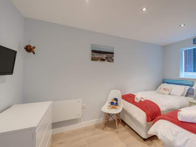 Twin bedroom | Puffin 1 - The Cove, Brixham