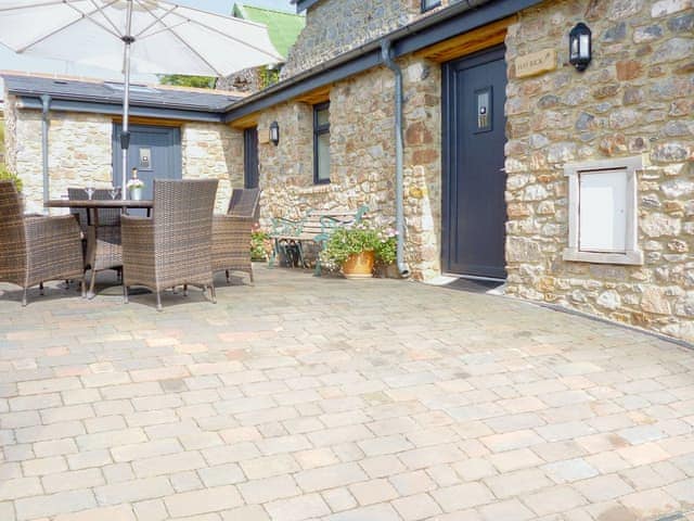 Holiday properites with sitting out area | Hay Rick, Scrumpy Barn, Milk Churn - Hayes Farm Mews, Luton, near Newton Abbot