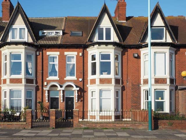 Traditional seaside holiday accommodation | Bay View, Whitley Bay