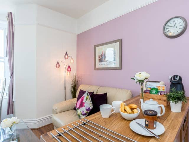 Kitchen area with breakfast bar | The Seahorse - Harbour Lights, Brixham