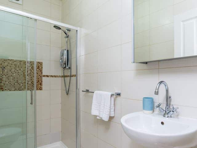 Shower room with large shower cubicle | The Seahorse - Harbour Lights, Brixham