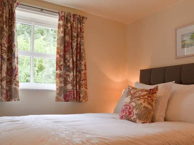 Relaxing and peaceful double bedroom | Honeysuckle Cottage - Brookfarm Cottages, Middle Mayfield, near Ashbourne