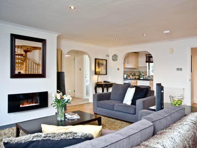 Lovely and spacious open plan living | Honeysuckle - Woodland Retreat, Wadebridge