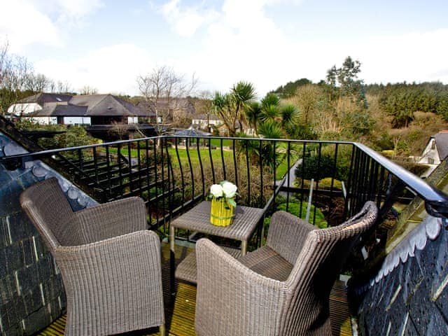 Small balcony overlooking the grounds | Honeysuckle - Woodland Retreat, Wadebridge