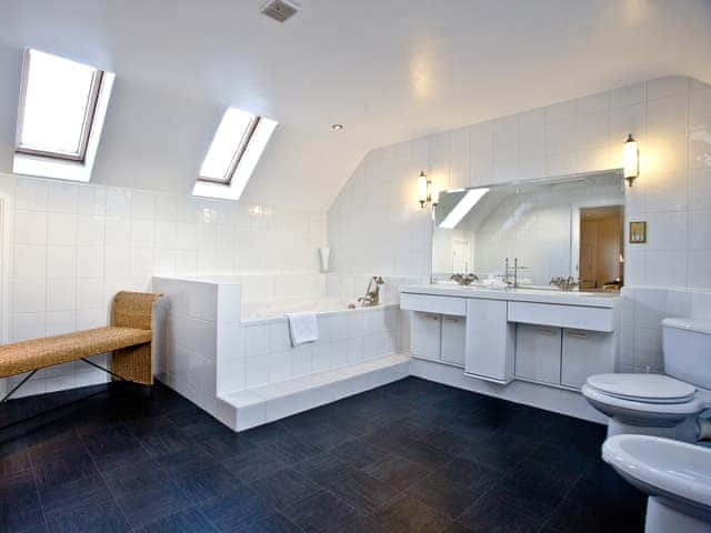 Lovel en-suite with dual washbasins | Honeysuckle - Woodland Retreat, Wadebridge