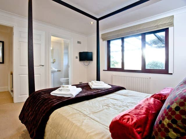 Bedroom with en-suite facilities | Honeysuckle - Woodland Retreat, Wadebridge