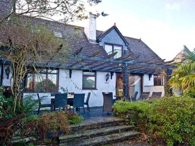 Raised decked area with steps down to the garden | Honeysuckle - Woodland Retreat, Wadebridge