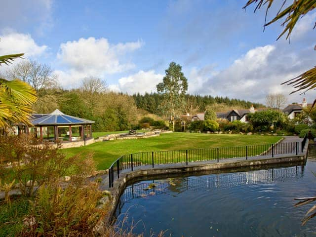 Extensive grounds featuring a small lake | Honeysuckle - Woodland Retreat, Wadebridge