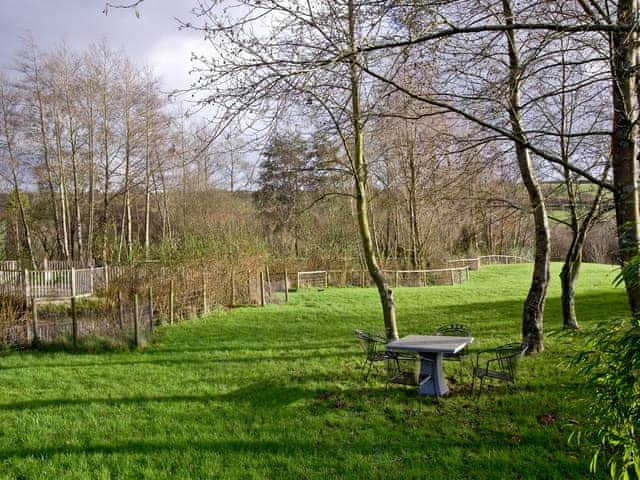 Wide-open grassed areas with picnic tables and chairs | Honeysuckle - Woodland Retreat, Wadebridge