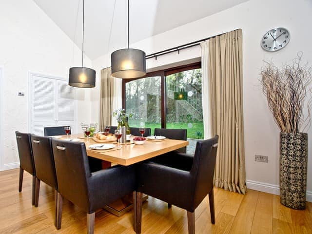 Dining table with garden view | Rose - Woodland Retreat, Wadebridge