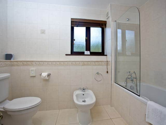 Bathroom with shower over the bath | Rose - Woodland Retreat, Wadebridge