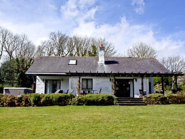 Lovely detached holiday cottage | Rose - Woodland Retreat, Wadebridge