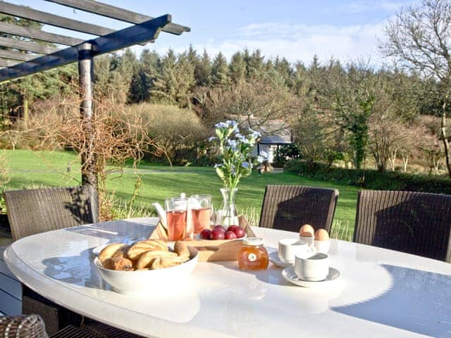 A perfect spot for alfresco entertaining | Rose - Woodland Retreat, Wadebridge