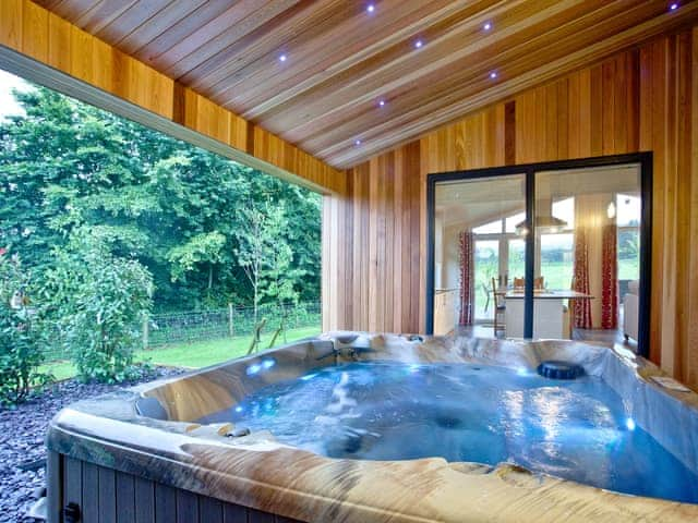 Wonderful covered hot tub | Willow Lodge - South Downs Lodges, Hassocks