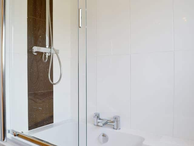 Bathroom with shower over the bath | Ghillie Cottage, Cockermouth