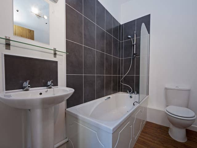 Bathroom | Lacewood Barn - Fernhill Farms, Ryde