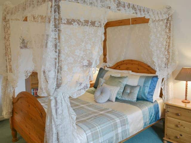 Peaceful four poster bedroom | Granny&rsquo;s Cottage - Lanwithan Cottages, Lostwithiel