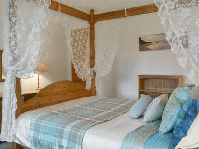 Relaxing four poster bedroom | Granny&rsquo;s Cottage - Lanwithan Cottages, Lostwithiel