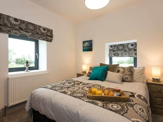 Relaxing bedroom with kingsize bed and en-suite | Moorgate Cottage - Moorgate Farm, Kelbrook, near Barnoldswick