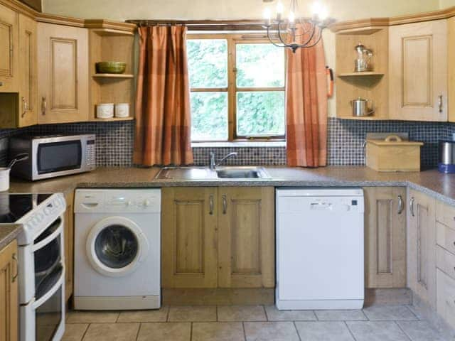 Well-equipped fitted kitchen | Great Meadow - Sherrill Farm Holiday Cottages, Dunterton, near Tavistock