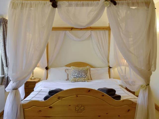 Relaxing four poster bedroom | Fuchsia Cottage - Sands Farm Cottages, Wilton near Pickering