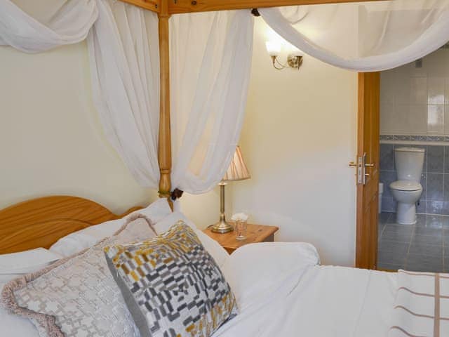 Four poster bedroom with en-suite | Fuchsia Cottage - Sands Farm Cottages, Wilton near Pickering