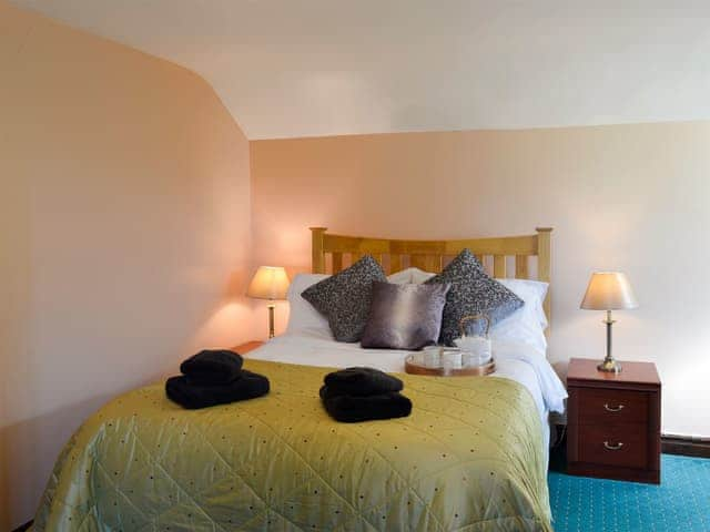 Large double bedroom with en-suite | Daisy Cottage - Sands Farm Cottages, Wilton near Pickering