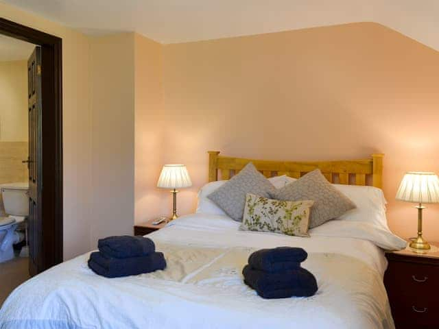 Spacious double bedroom with en-suite | Daisy Cottage - Sands Farm Cottages, Wilton near Pickering