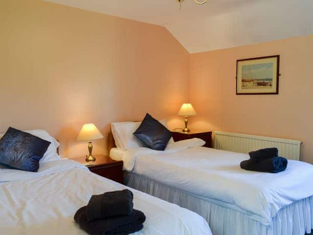 Twin bedroom with en-suite | Daisy Cottage - Sands Farm Cottages, Wilton near Pickering