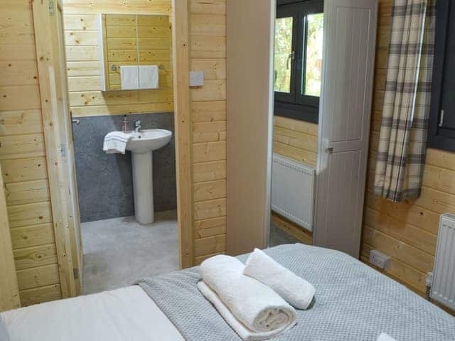 Double bedroom with en-suite | Trelispen Lodge, Perran Downs, near Marazion