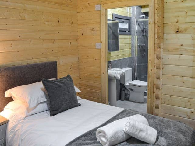 Twin bedroom with en-suite | Trelispen Lodge, Perran Downs, near Marazion