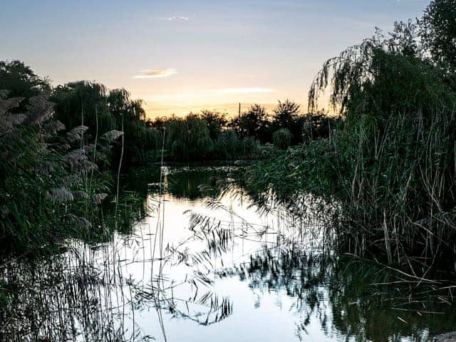 Garden and grounds | Lake View Lodges, Old Leake, near Boston