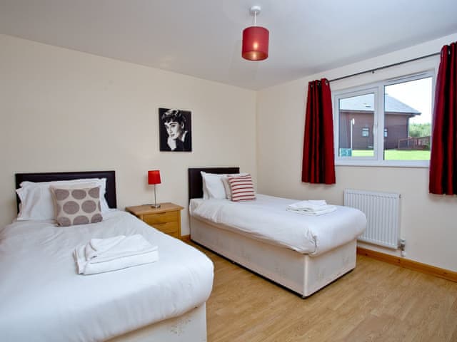 Twin bedroom | Cedar Lodge - Retallack, St Columb