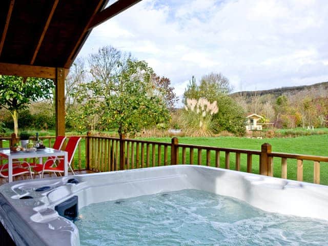 Hot tub | Woodpecker Lodge - Redlake Farm, Glastonbury
