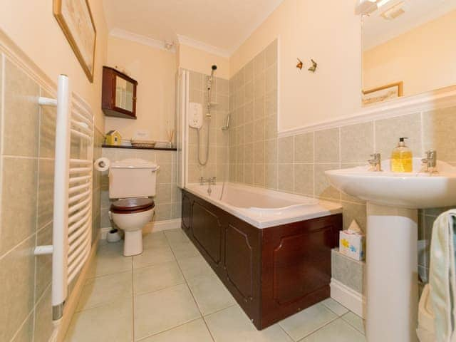 Bathroom | 2 Seabreeze Cottages, Brightstone