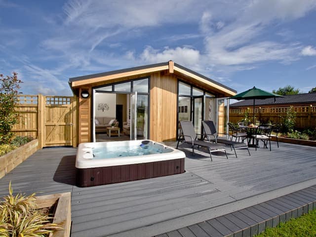 Delightful holiday lodge with sunken hot tub | Holly Lodge - South Downs Lodges, Hassocks