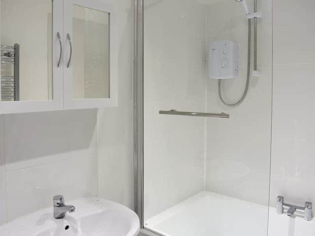 Bathroom with shower over the bath | Claife View, Bowness-on-Windermere