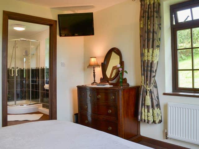 Delightful double bedded room with en-suite | Tripp Cottage, St Neot, near Liskeard