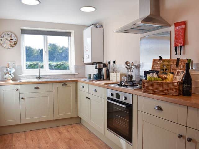 Kitchen with plenty of space | Carpenters Cottage - Upwey Cottages, Weymouth