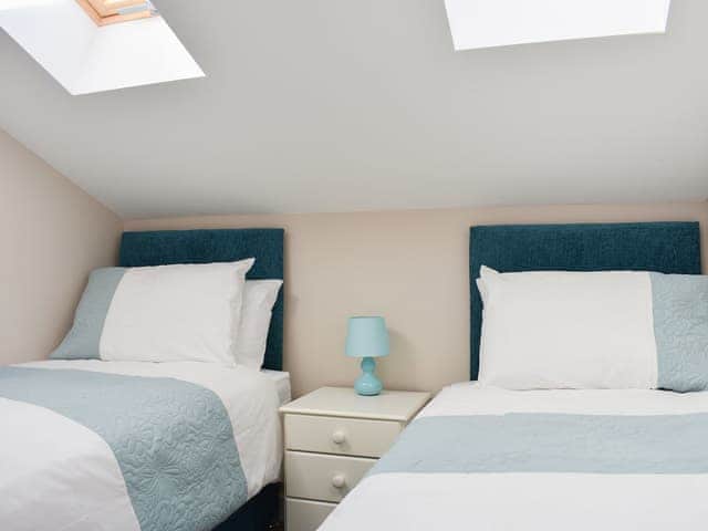 Delightful twin bedded room | Carpenters Cottage - Upwey Cottages, Weymouth