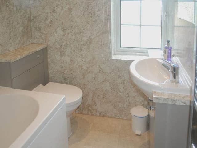 Family bathroom | The Fells, Keswick