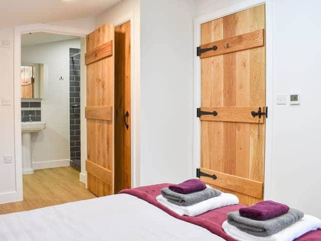 Wonderful double bedroom with en-suite | Sid&rsquo;s Place, Ringwood